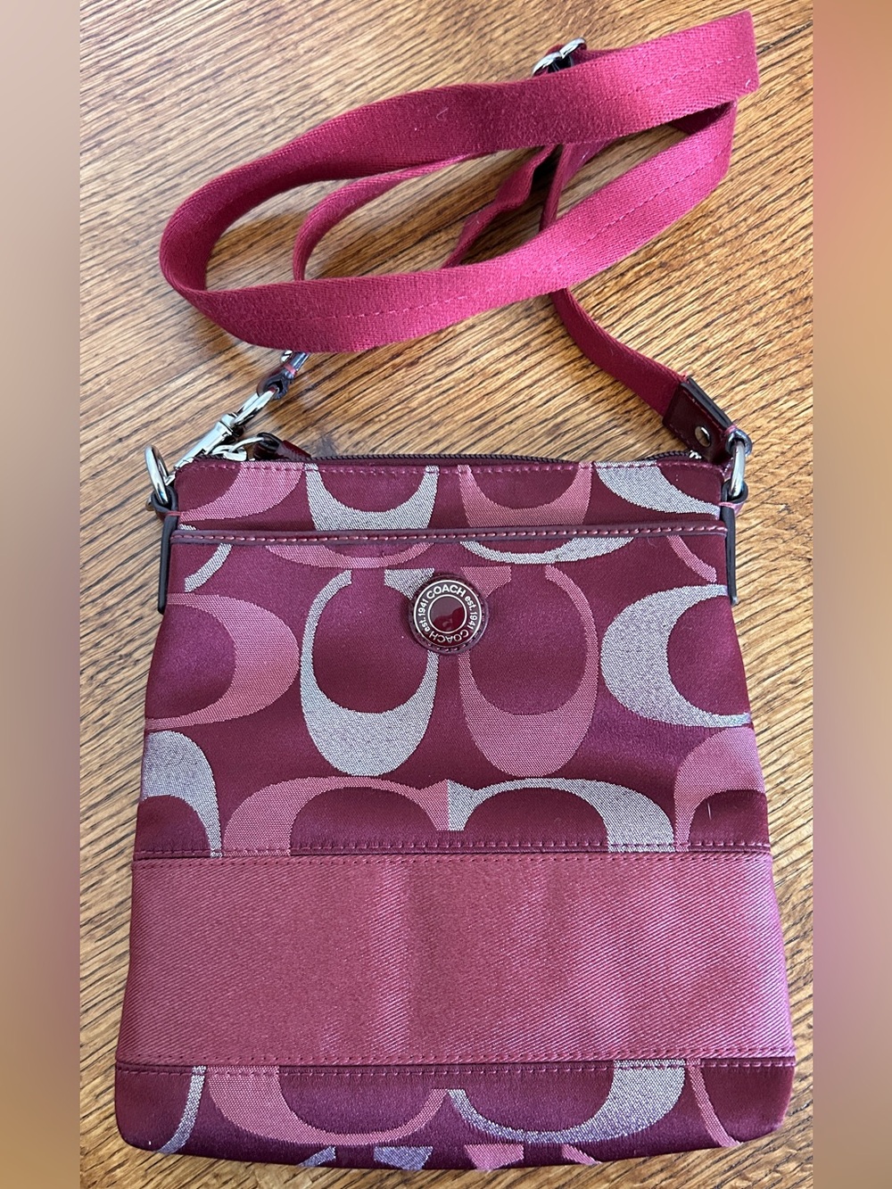 NWOT COACH SIGNATURE BURGUNDY/SILVER CROSS BODY BAG